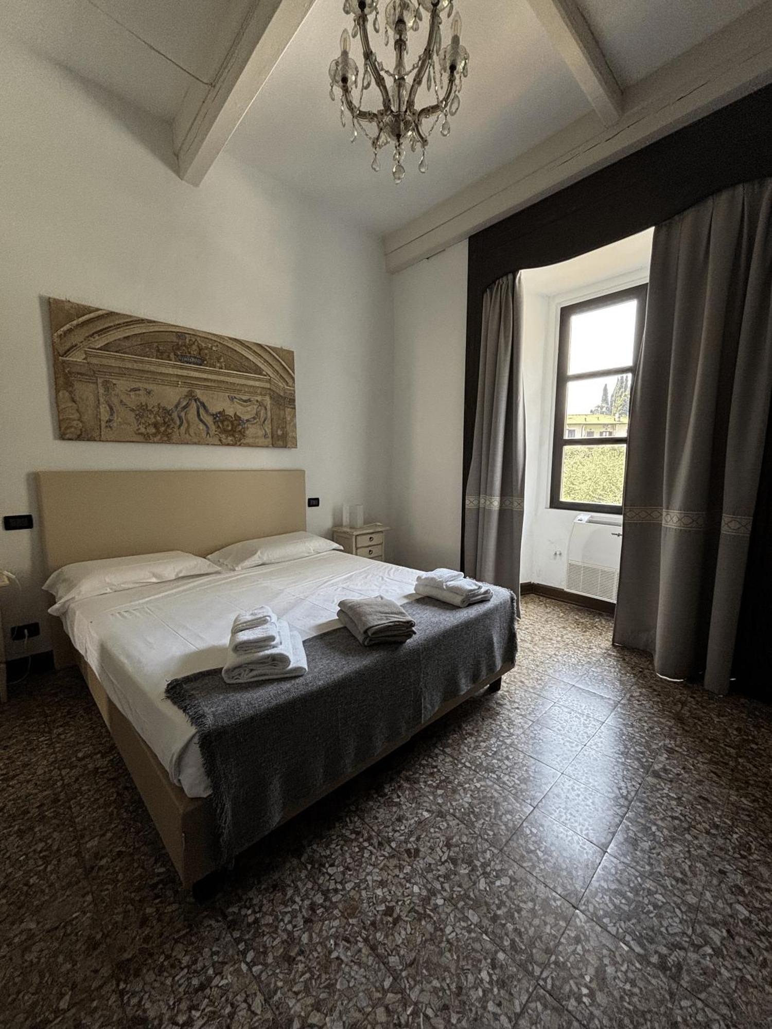 Castello Oldofredi Aparthotel Монте Изола Екстериор снимка