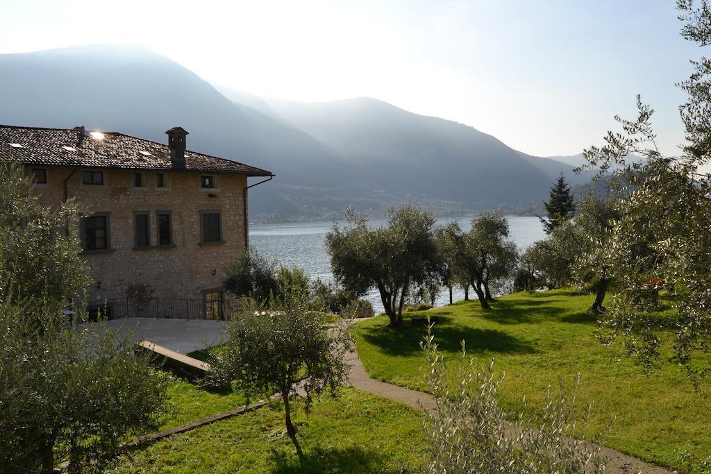 Castello Oldofredi Aparthotel Монте Изола Екстериор снимка